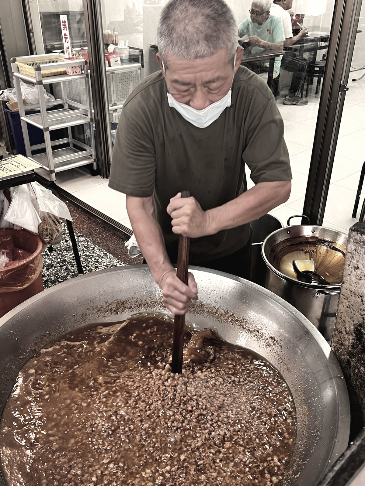 阿益素食｜炒著肉燥的父親